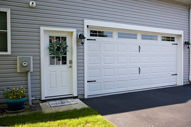 24/7 Emergency Garage Door Panel Replacement experts in Rossmoyne, OH